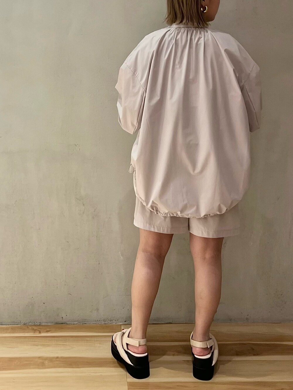 グレー系のシャツ/ブラウス、グレー系のその他パンツ、ホワイト系のシャツ/ブラウスを着用したレディースの冬コーディネートの2枚目の写真