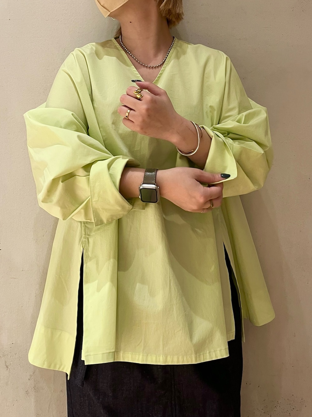 イエロー系のシャツ/ブラウス、ブルー系のスカート、シルバー系のネックレスを着用したレディースの春コーディネートの5枚目の写真