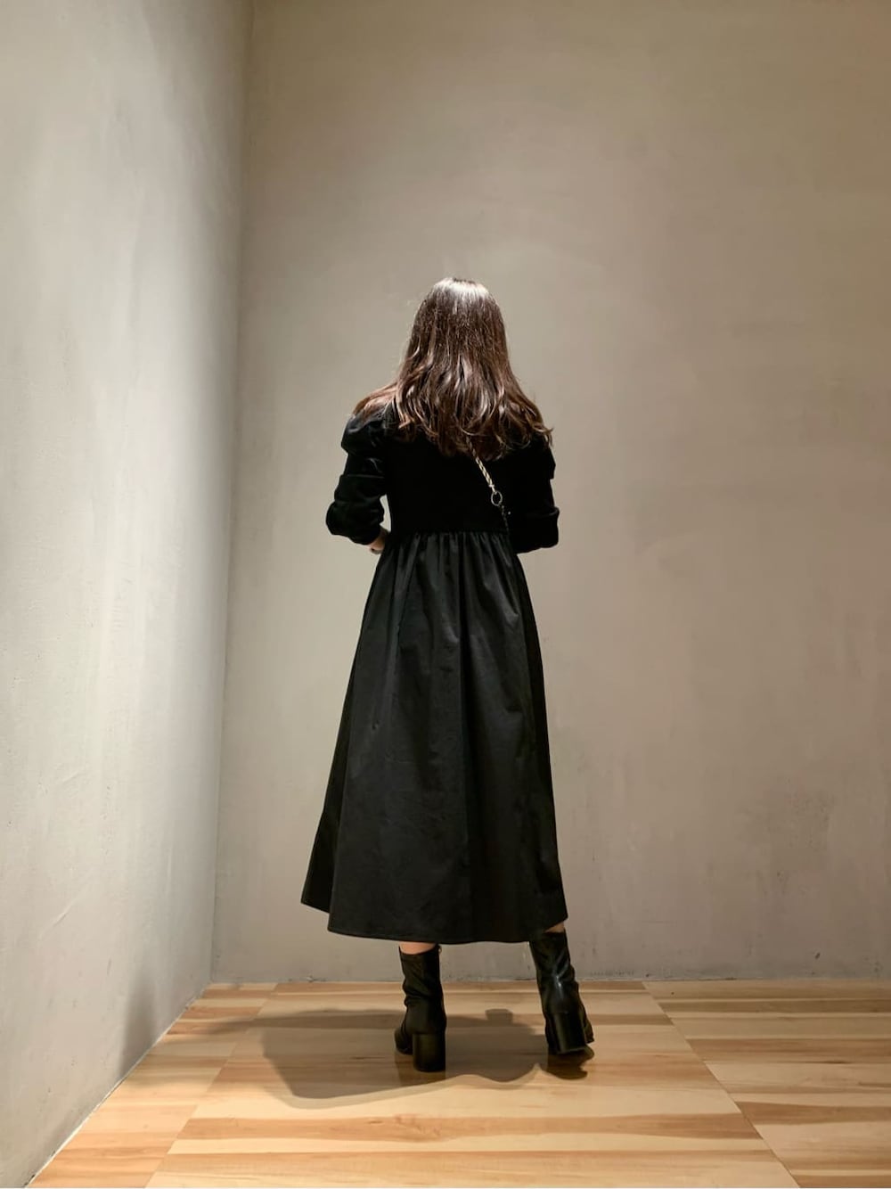 ベージュ系のショルダーバッグ、ブラック系のワンピースを着用したレディースの秋コーディネートの4枚目の写真