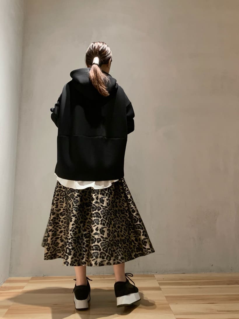 その他のスカート、ブラック系のパーカーを着用したレディースの秋コーディネートの2枚目の写真