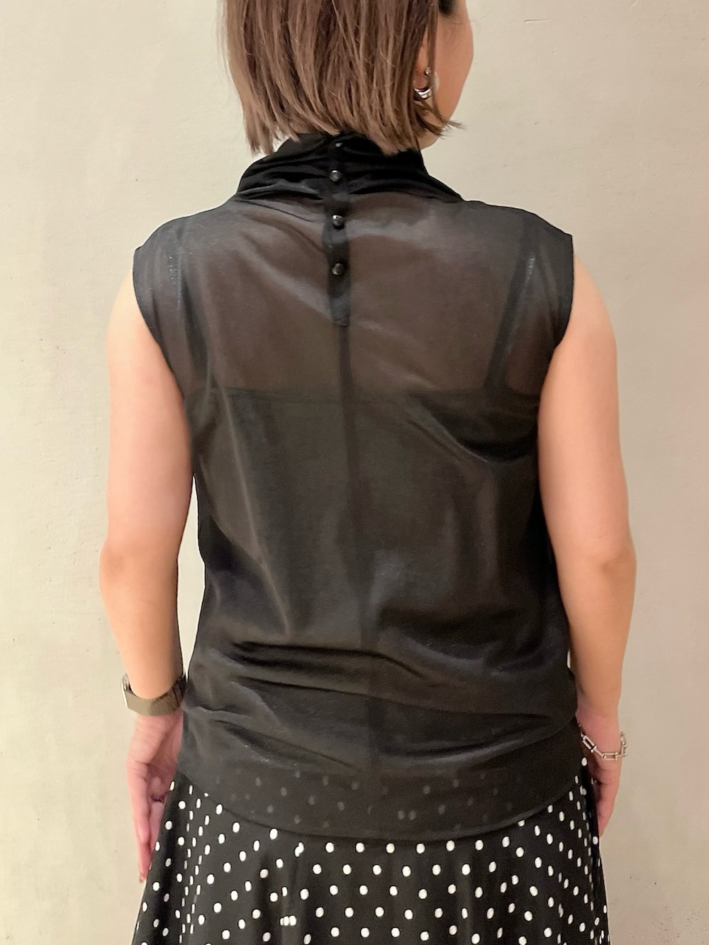 ブラック系のシャツ/ブラウス、その他のスカート、シルバー系のブーツを着用したレディースの春コーディネートの5枚目の写真