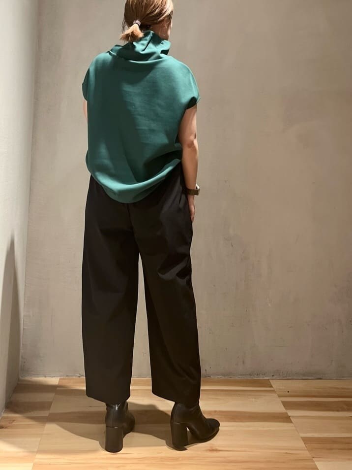 ブラック系のその他パンツ、グリーン系のTシャツ/カットソーを着用したレディースの夏コーディネートの2枚目の写真