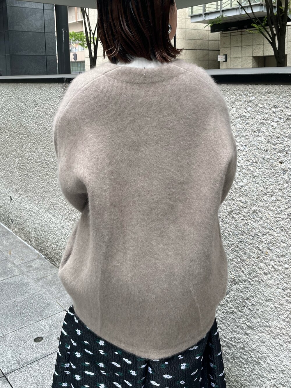 ベージュ系のカーディガン/ボレロ、その他のスカート、ブラック系のブーツを着用したレディースの夏コーディネートの6枚目の写真