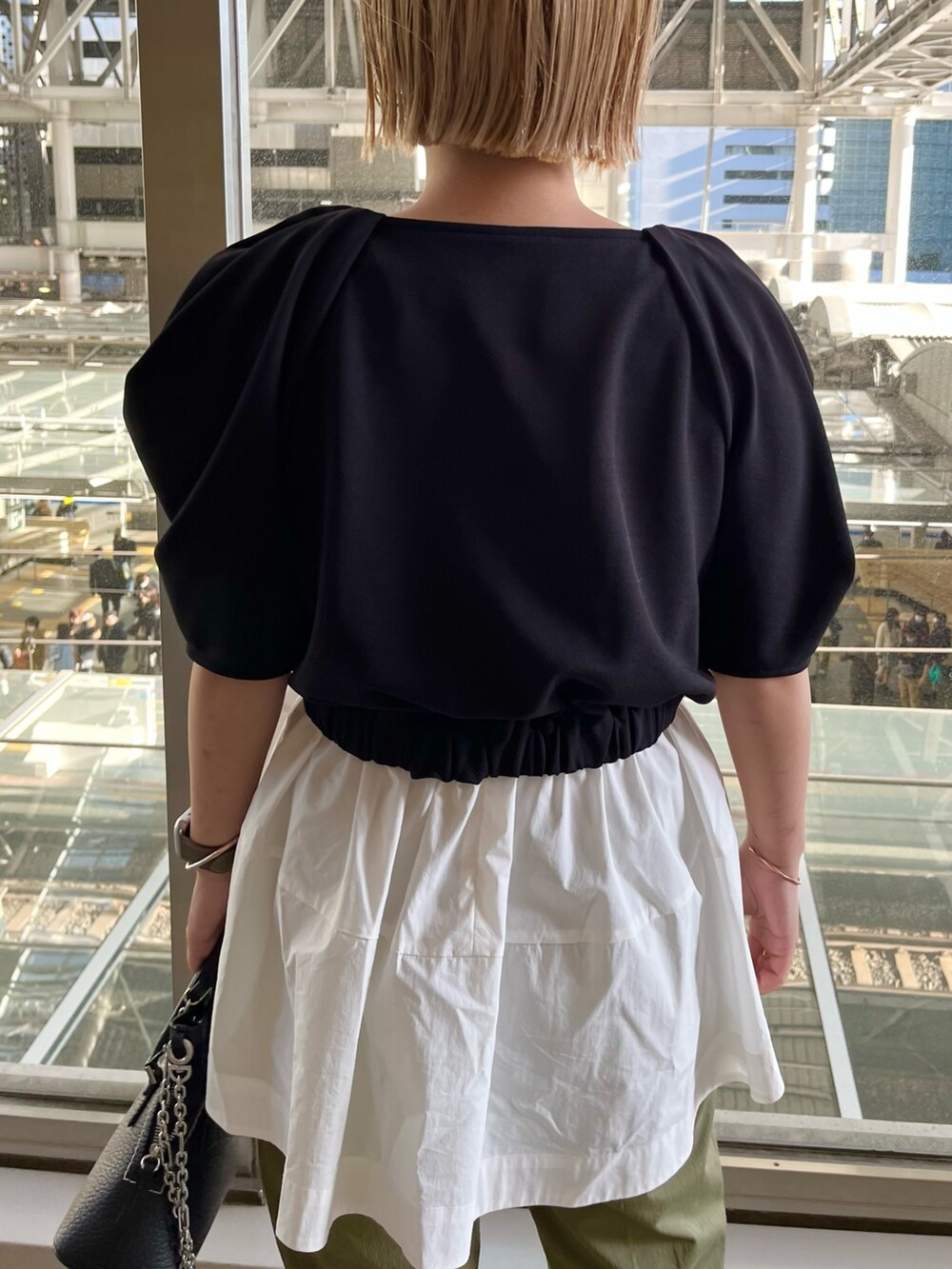 その他のサンダル、グリーン系のその他パンツ、ブラック系のシャツ/ブラウスを着用したレディースの春コーディネートの6枚目の写真