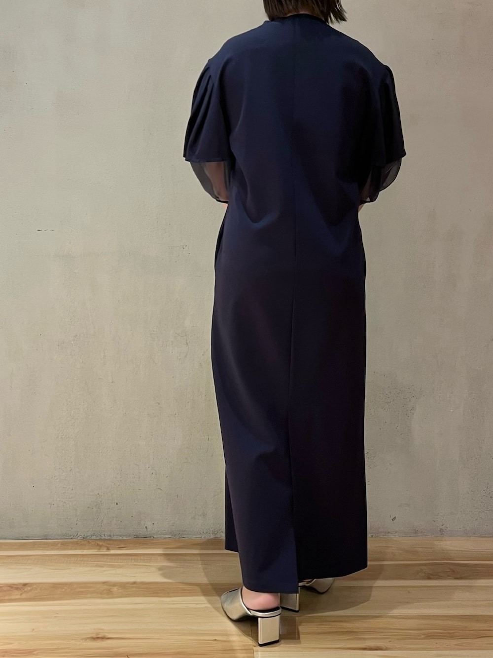 ブルー系のワンピース、シルバー系のパンプス、シルバー系のハンドバッグを着用したレディースの夏コーディネートの4枚目の写真