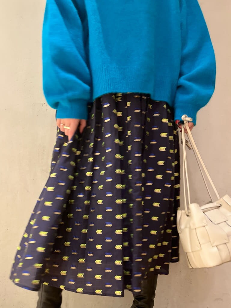 ブラック系のブーツ、ブルー系のスカート、ブルー系のニット/セーターを着用したレディースの秋コーディネートの7枚目の写真