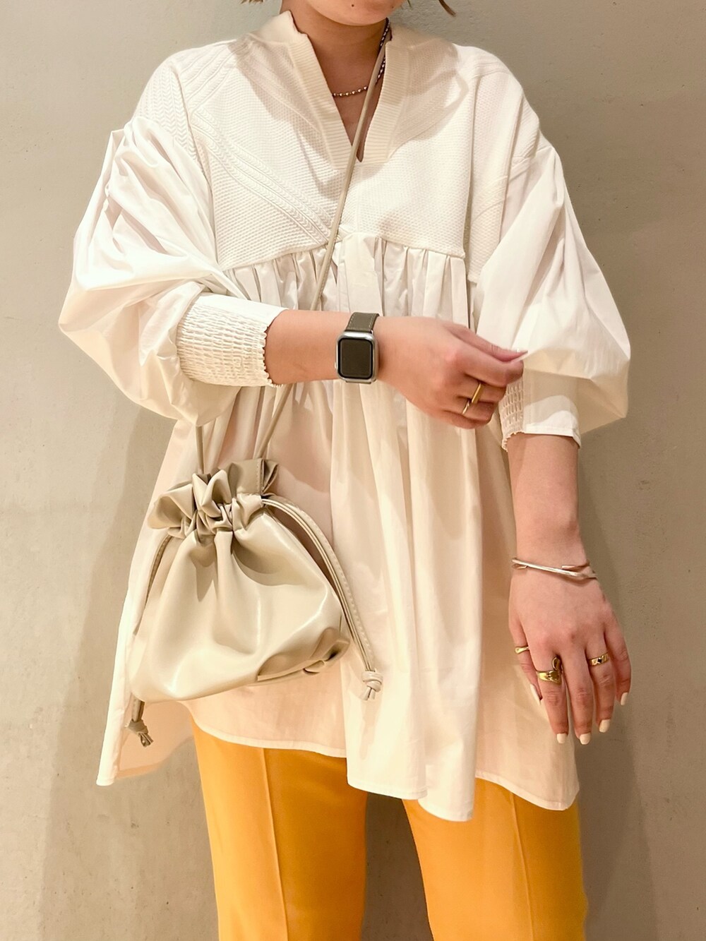 ホワイト系のシャツ/ブラウス、オレンジ系のその他パンツ、ホワイト系のサンダルを着用したレディースの冬コーディネートの4枚目の写真