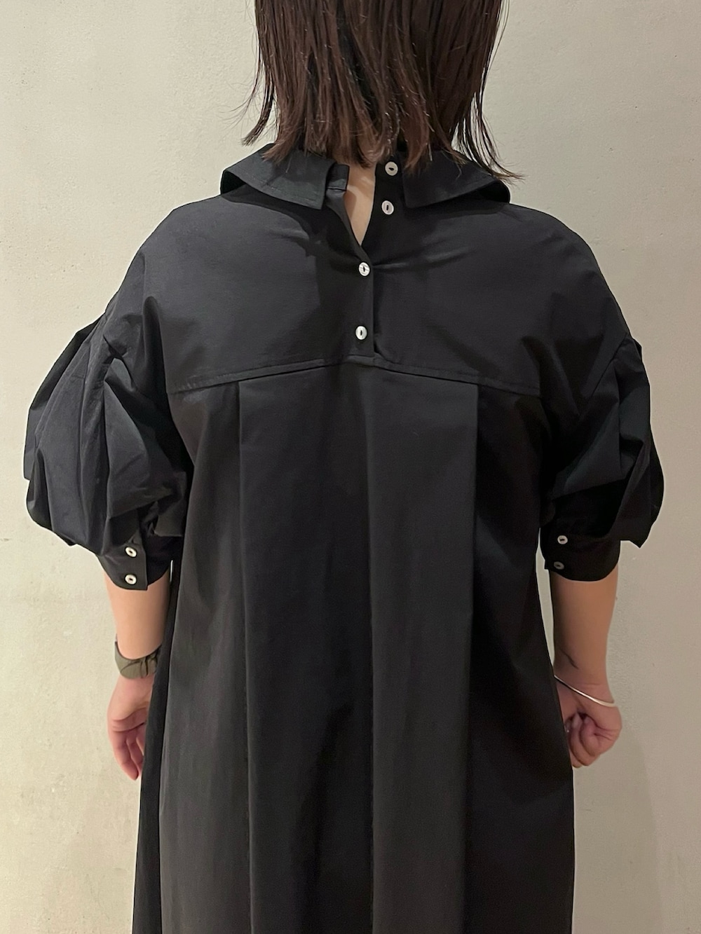 ブラック系のワンピースを着用したレディースの夏コーディネートの7枚目の写真