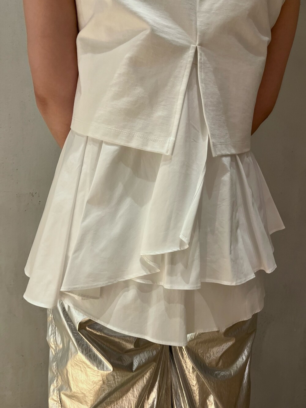 ホワイト系のタンクトップ、シルバー系のその他パンツ、ブラック系のサンダルを着用したレディースの夏コーディネートの6枚目の写真