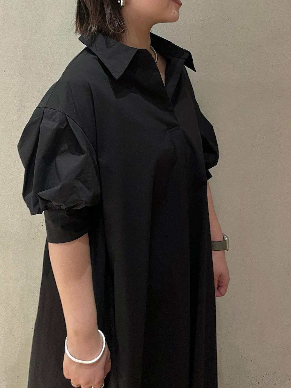 ブラック系のワンピースを着用したレディースの夏コーディネートの6枚目の写真