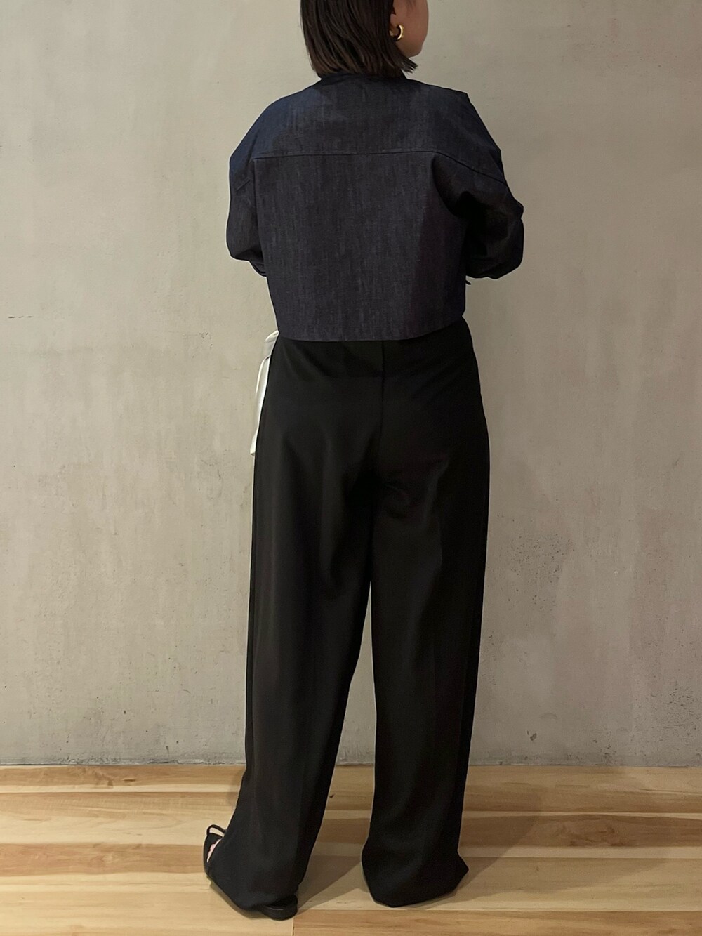 ブルー系のシャツ/ブラウス、ブラック系のキャミソール、ブラック系のその他パンツを着用したレディースの夏コーディネートの4枚目の写真