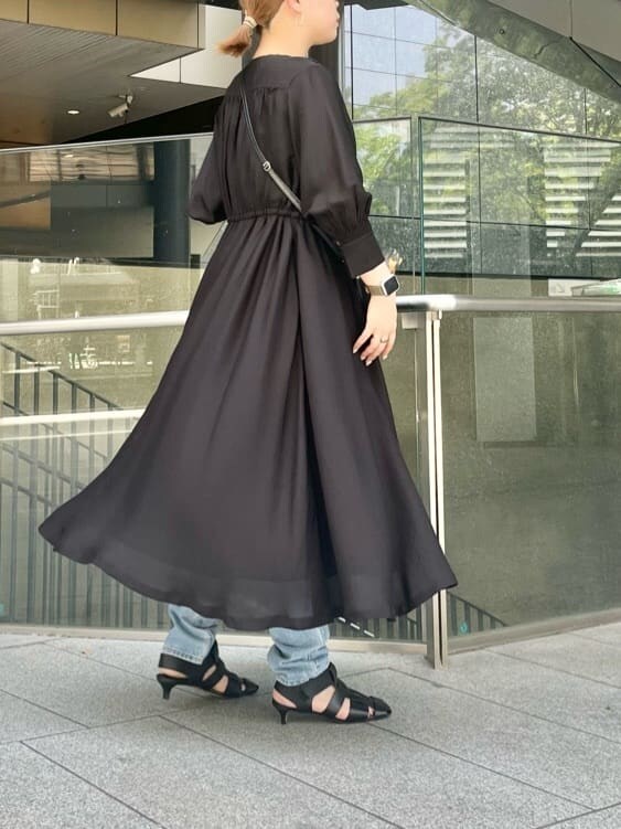 ホワイト系のキャミソール、ブラック系のワンピースを着用したレディースの春コーディネートの5枚目の写真