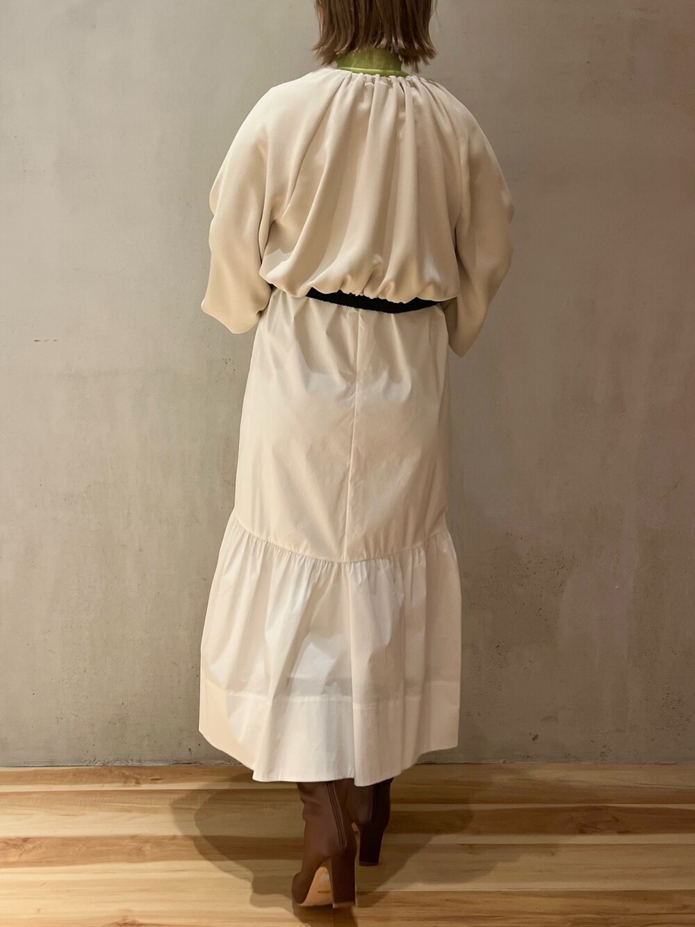 ホワイト系のワンピース、グリーン系のニット/セーターを着用したレディースの冬コーディネートの3枚目の写真