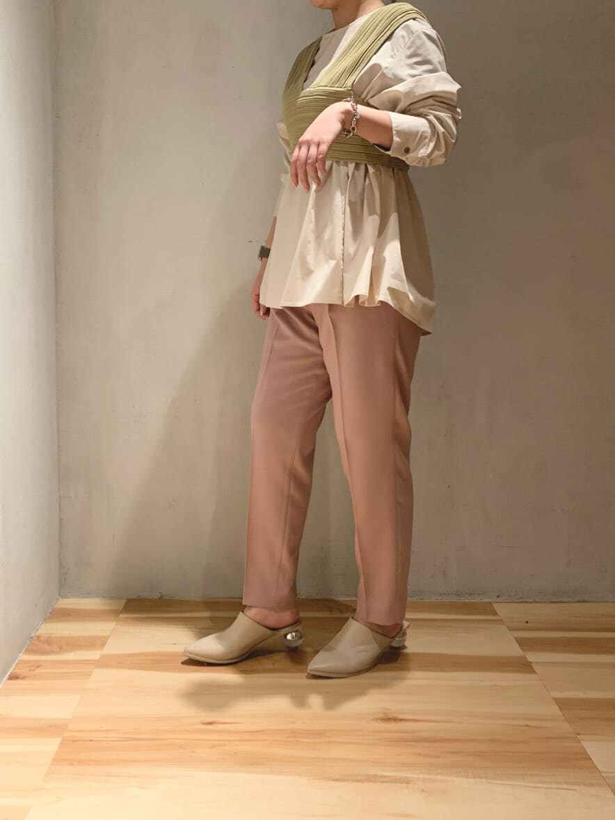 ピンク系のその他パンツ、グリーン系のニット/セーターを着用したレディースの冬コーディネートの2枚目の写真