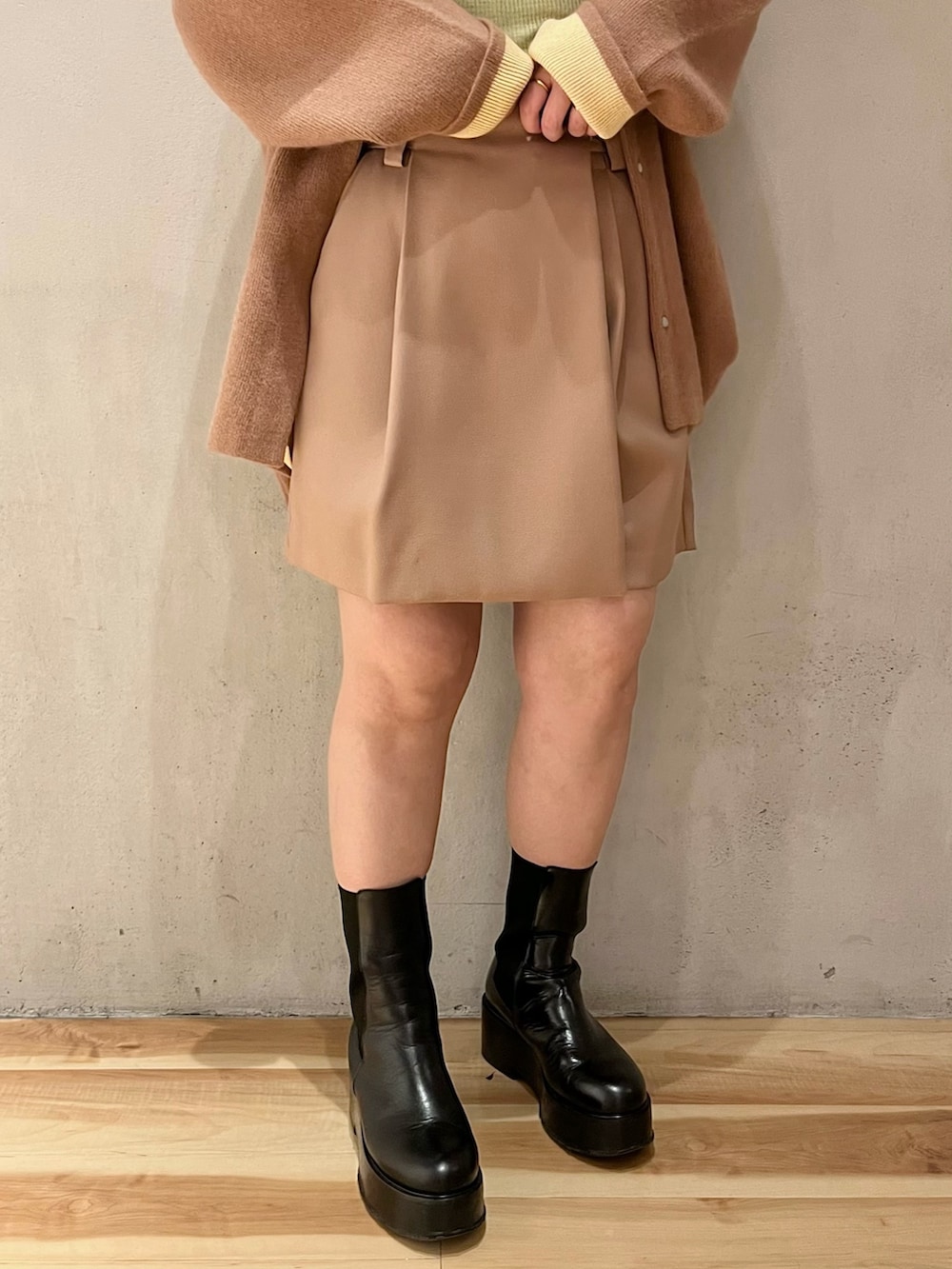 ブラウン系のノーカラージャケット、イエロー系のニット/セーター、ベージュ系のその他パンツを着用したレディースの冬コーディネートの6枚目の写真