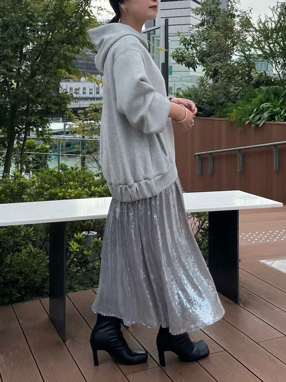 グレー系のワンピース、ブラック系のブーツを着用したレディースの秋コーディネートの3枚目の写真