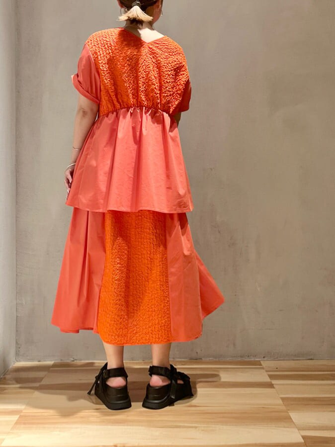 ブラック系のサンダル、レッド系のシャツ/ブラウス、レッド系のスカートを着用したレディースの夏コーディネートの2枚目の写真