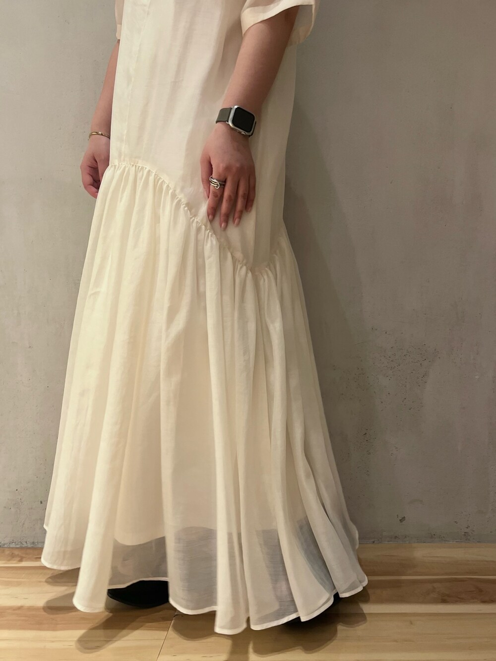 ホワイト系のワンピース、ブラック系のサンダルを着用したレディースの夏コーディネートの7枚目の写真