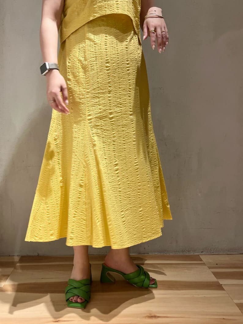 グリーン系のサンダル、イエロー系のワンピースを着用したレディースの夏コーディネートの4枚目の写真