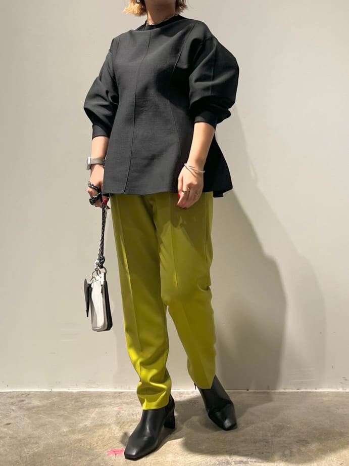 ブラック系のショルダーバッグ、グリーン系のその他パンツ、ベージュ系のノーカラーコートを着用したレディースの秋コーディネートの7枚目の写真