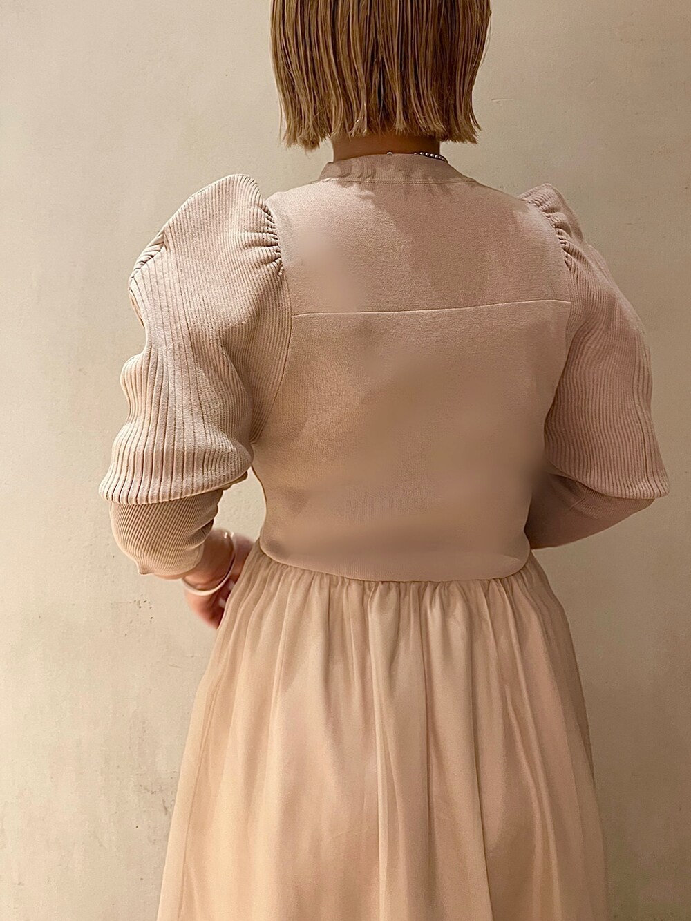 ベージュ系のワンピース、シルバー系のネックレスを着用したレディースの春コーディネートの6枚目の写真