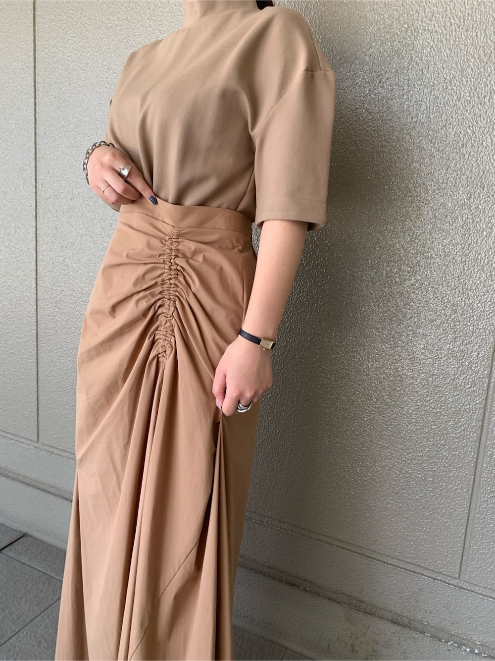 ブラック系のサンダル、ベージュ系のワンピースを着用したレディースの夏コーディネートの4枚目の写真