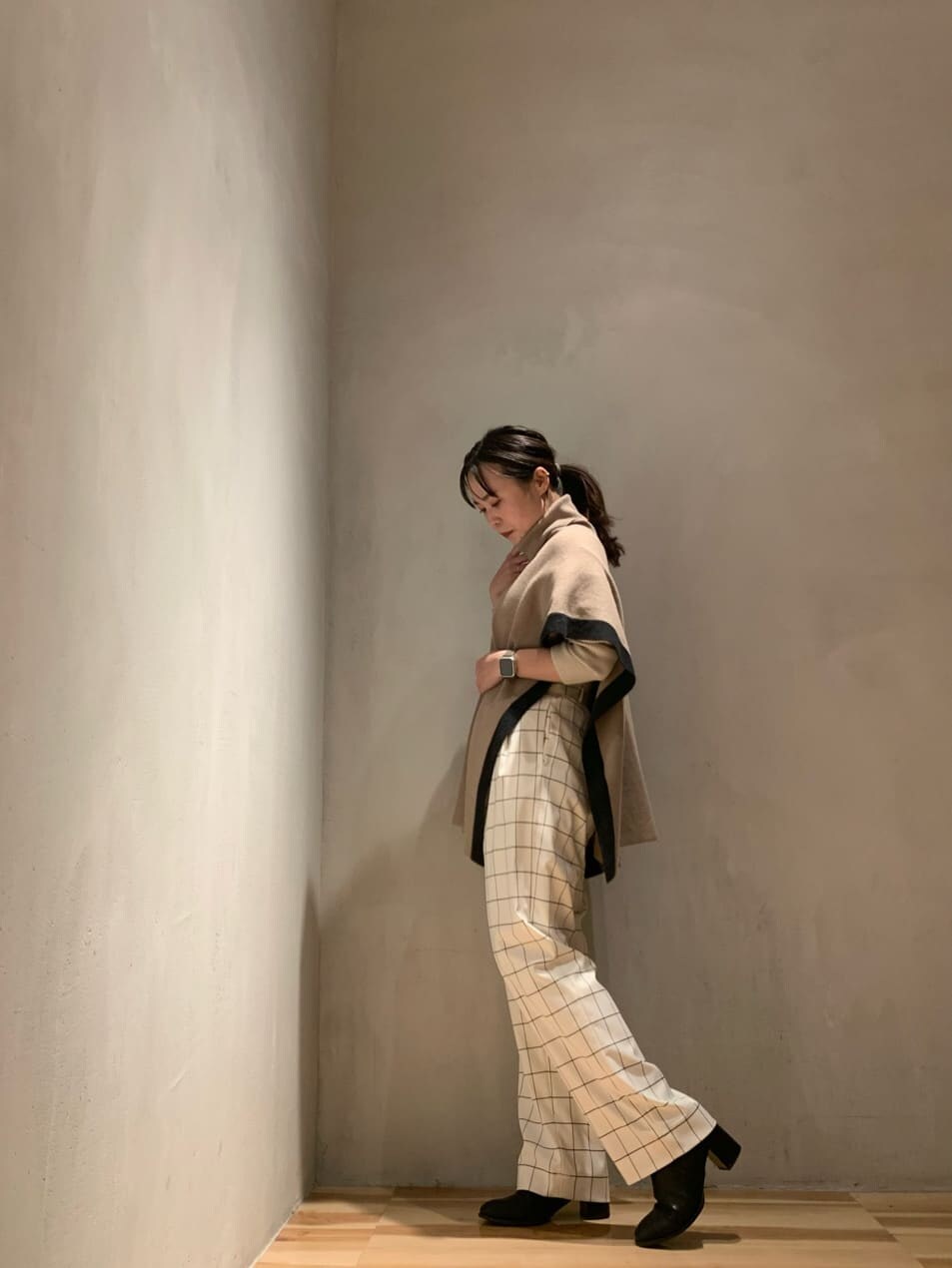 ベージュ系のワンピース、ホワイト系のその他パンツ、ベージュ系のニット/セーターを着用したレディースの秋コーディネートの4枚目の写真