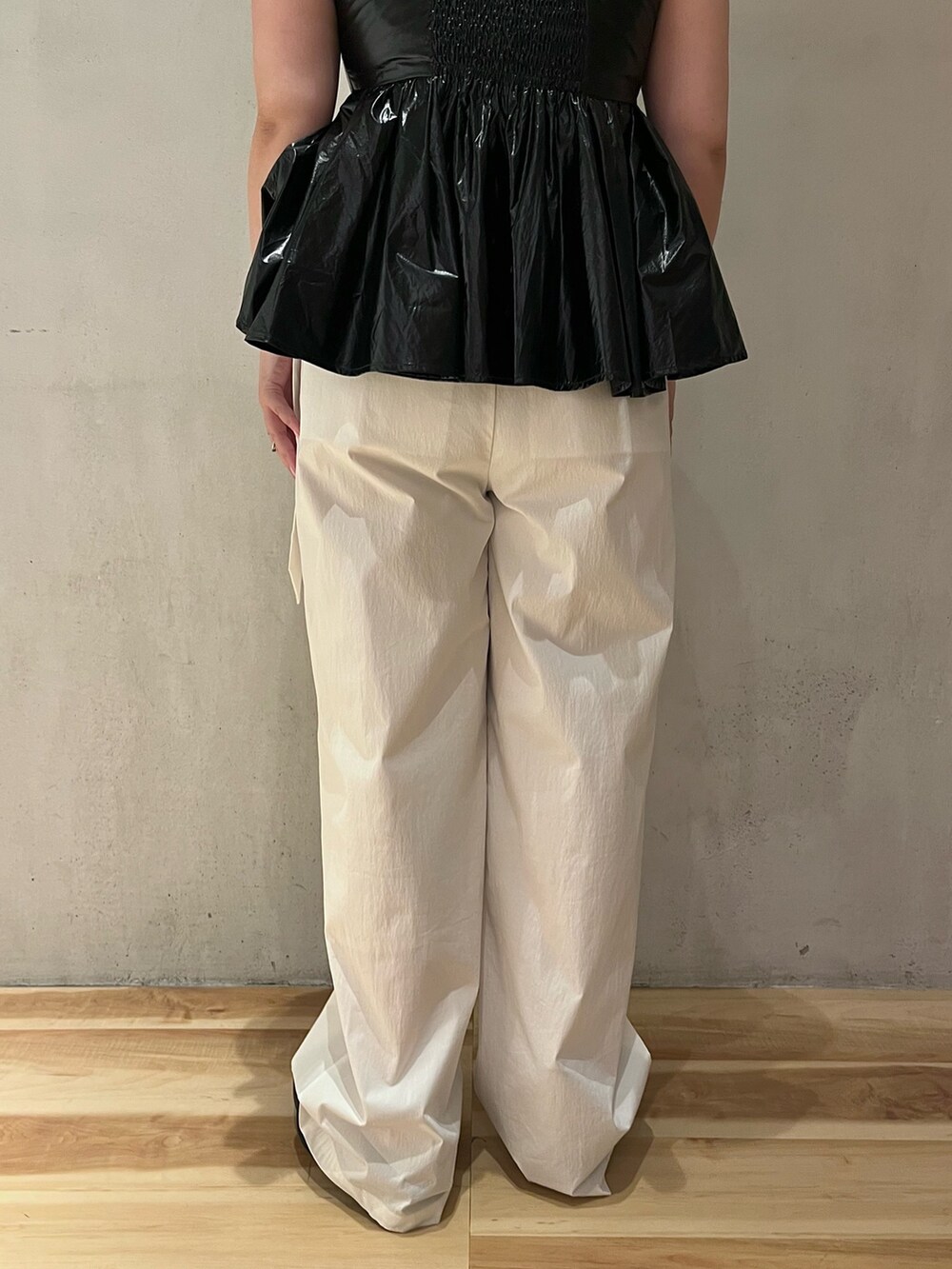 ホワイト系のタンクトップ、ブラック系のキャミソール、ホワイト系のその他パンツを着用したレディースの夏コーディネートの9枚目の写真