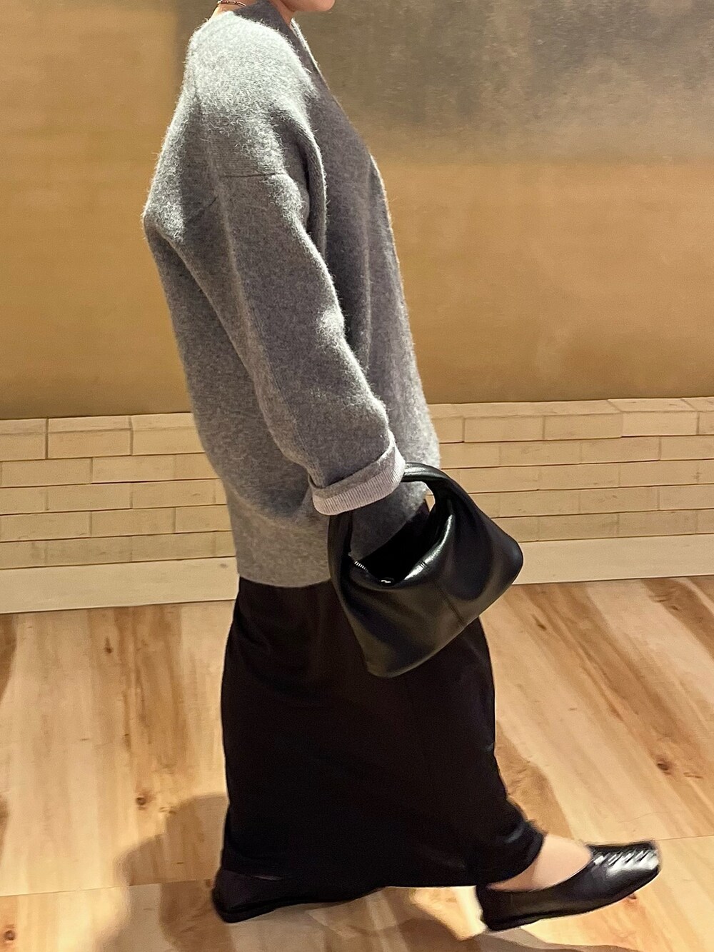 グレー系のカーディガン/ボレロを着用したレディースの冬コーディネートの4枚目の写真