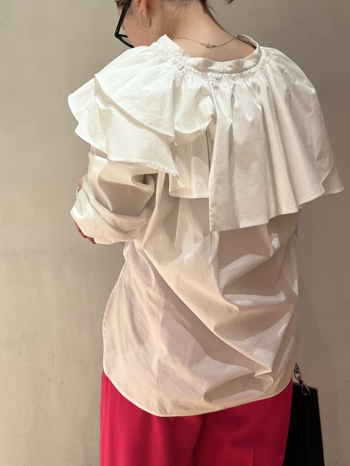 ホワイト系のショルダーバッグ、ブラック系のブーツ、ホワイト系のシャツ/ブラウスを着用したレディースの秋コーディネートの6枚目の写真