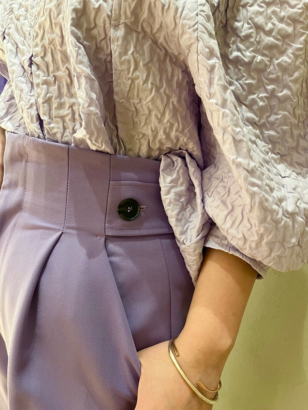 グレー系のショルダーバッグ、ブルー系のデニムジャケット、パープル系のその他パンツを着用したレディースの冬コーディネートの8枚目の写真