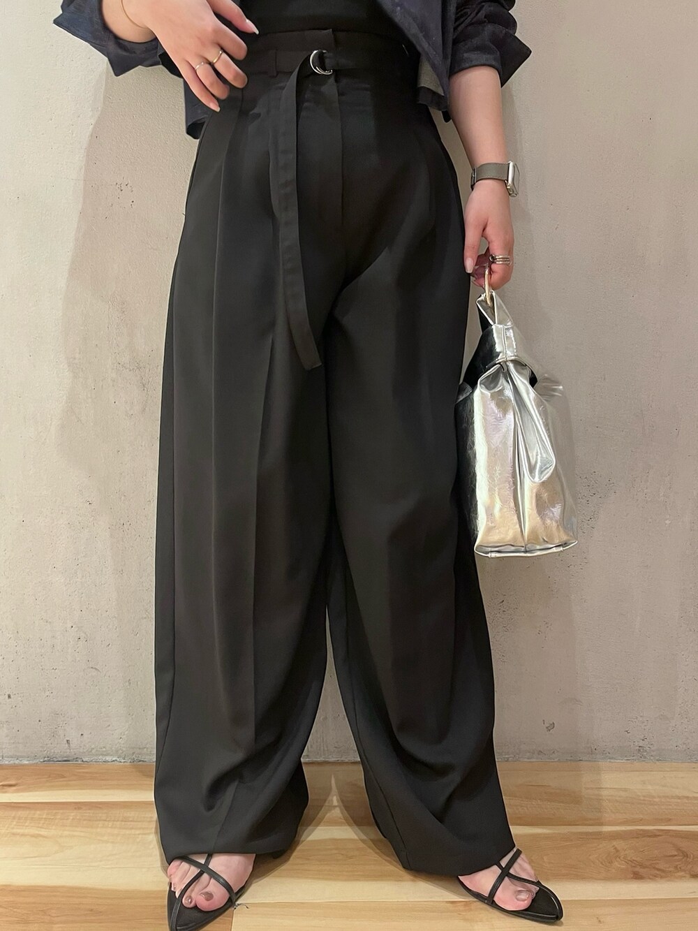 ブルー系のシャツ/ブラウス、ブラック系のキャミソール、ブラック系のその他パンツを着用したレディースの夏コーディネートの6枚目の写真