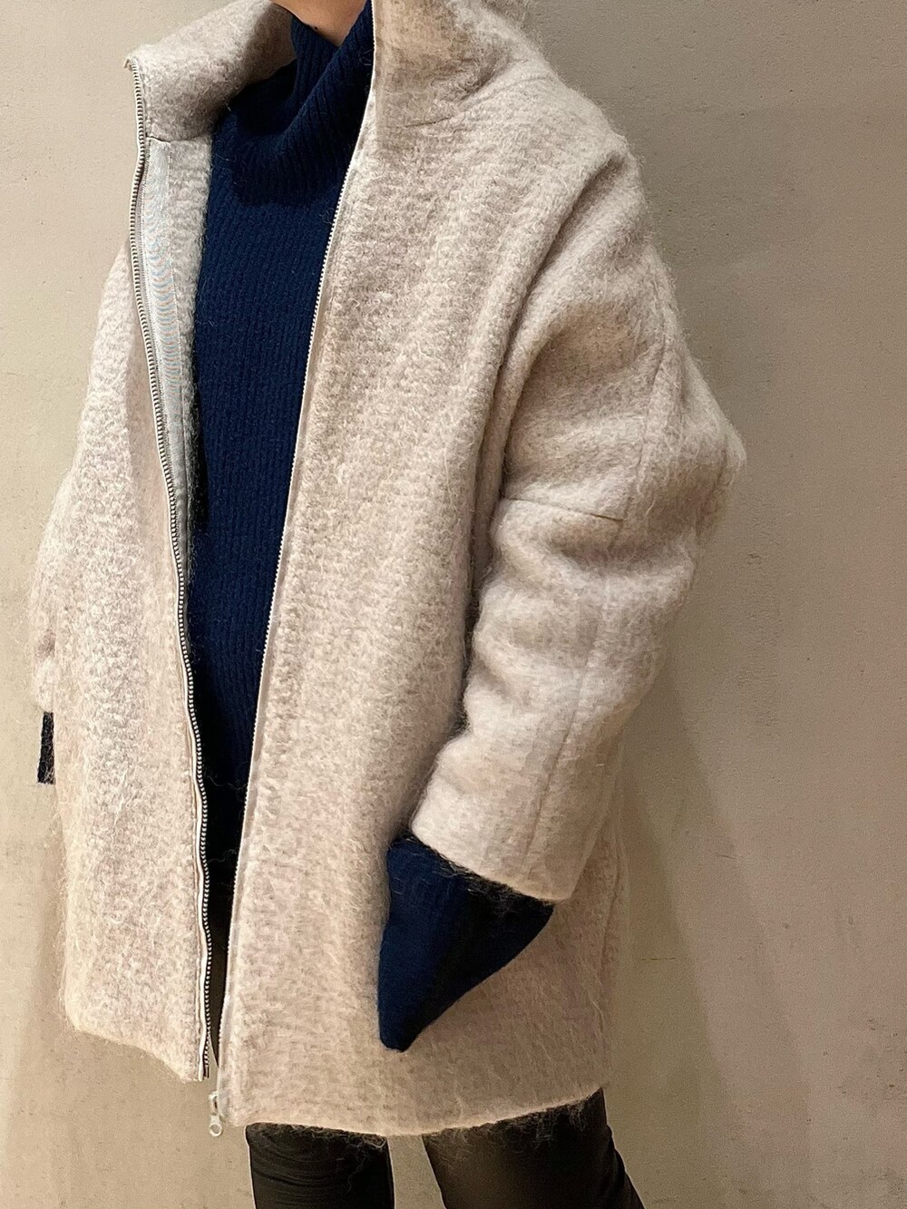 ベージュ系のその他アウター、ブルー系のニット/セーター、ブラック系のその他パンツを着用したレディースの秋コーディネートの6枚目の写真