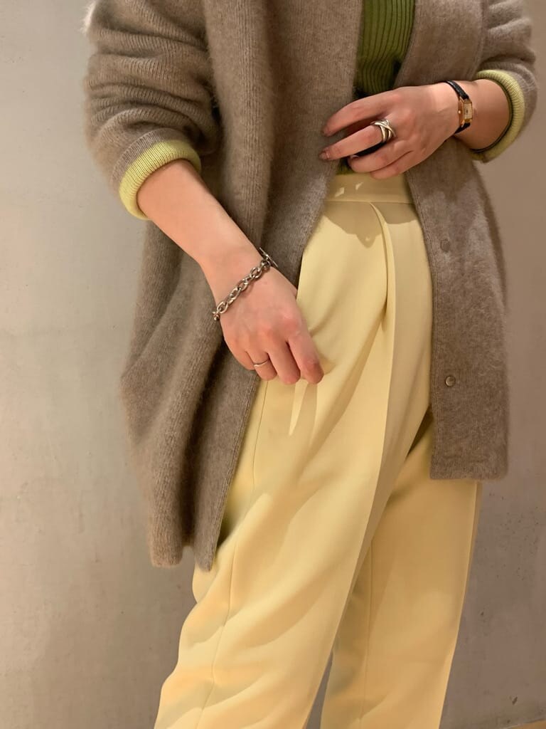 ブラック系のブーツ、イエロー系のスラックス、ブラウン系のカーディガン/ボレロを着用したレディースの秋コーディネートの5枚目の写真