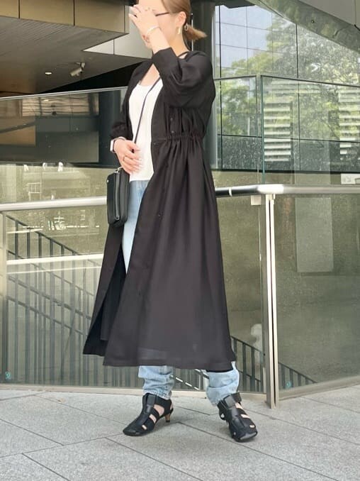 ホワイト系のキャミソール、ブラック系のワンピースを着用したレディースの春コーディネートの4枚目の写真
