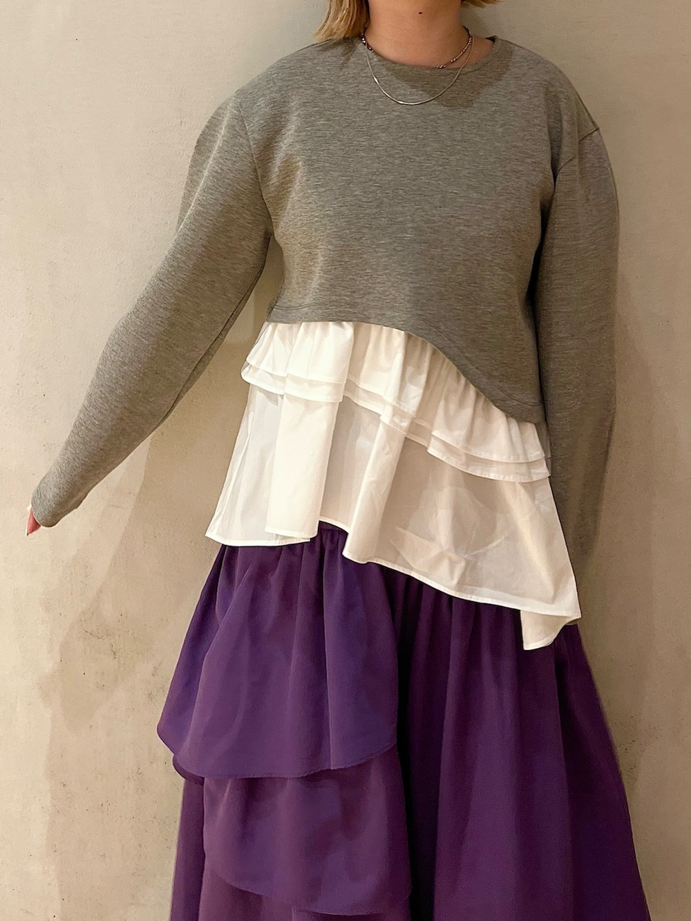 グレー系のTシャツ/カットソー、パープル系のスカート、ブラック系のブーツを着用したレディースの夏コーディネートの5枚目の写真