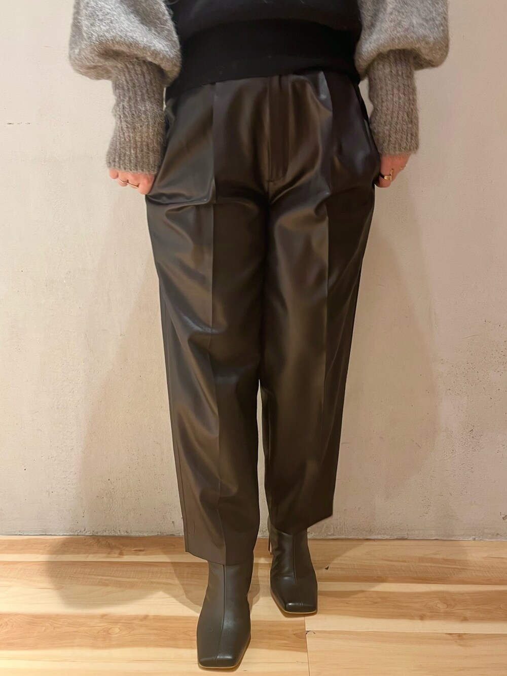 その他のニット/セーター、ブラック系のブーツ、ブラック系のその他パンツを着用したレディースの秋コーディネートの8枚目の写真