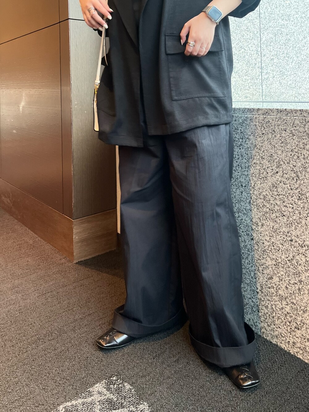 ブラック系のテーラードジャケット、ブラック系のその他パンツを着用したレディースの夏コーディネートの8枚目の写真