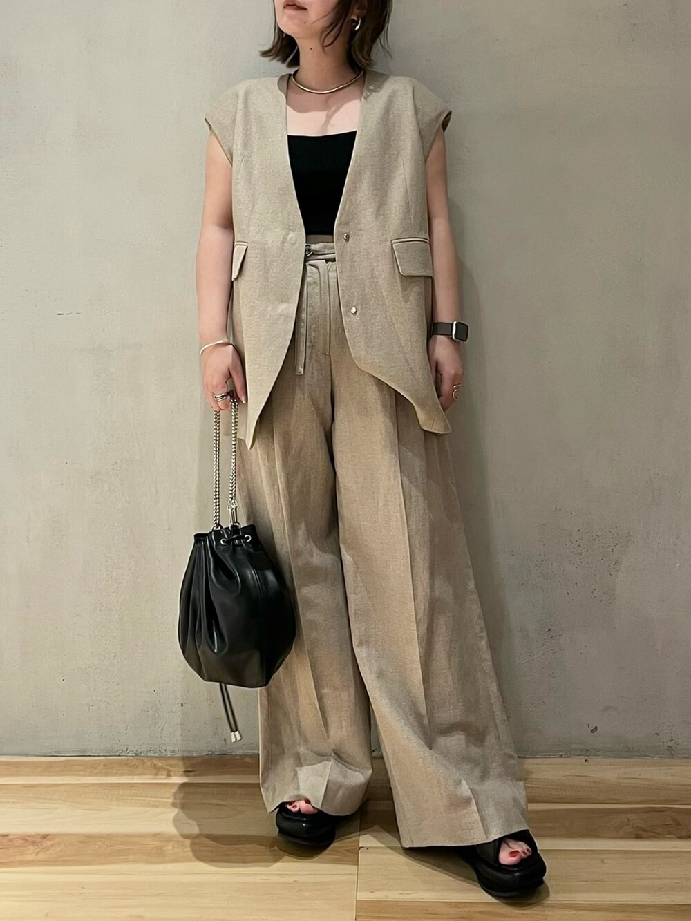 ベージュ系のテーラードジャケット、ベージュ系のその他パンツ、ブラック系のサンダルを着用したレディースの春コーディネートの3枚目の写真