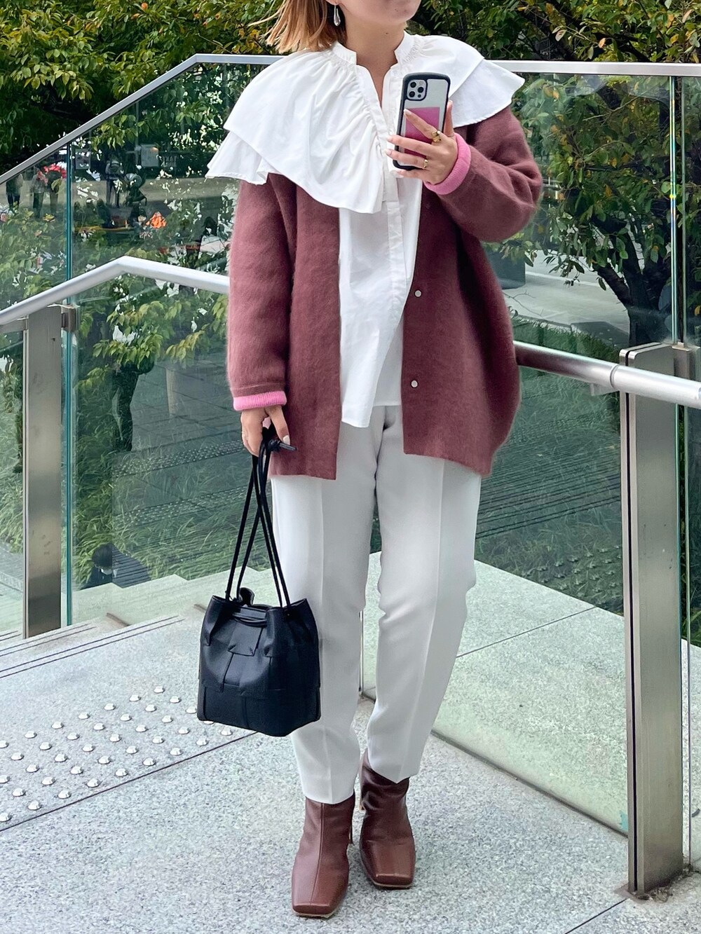 ホワイト系のシャツ/ブラウス、レッド系のその他アウター、グレー系のその他パンツを着用したレディースの秋コーディネートの4枚目の写真