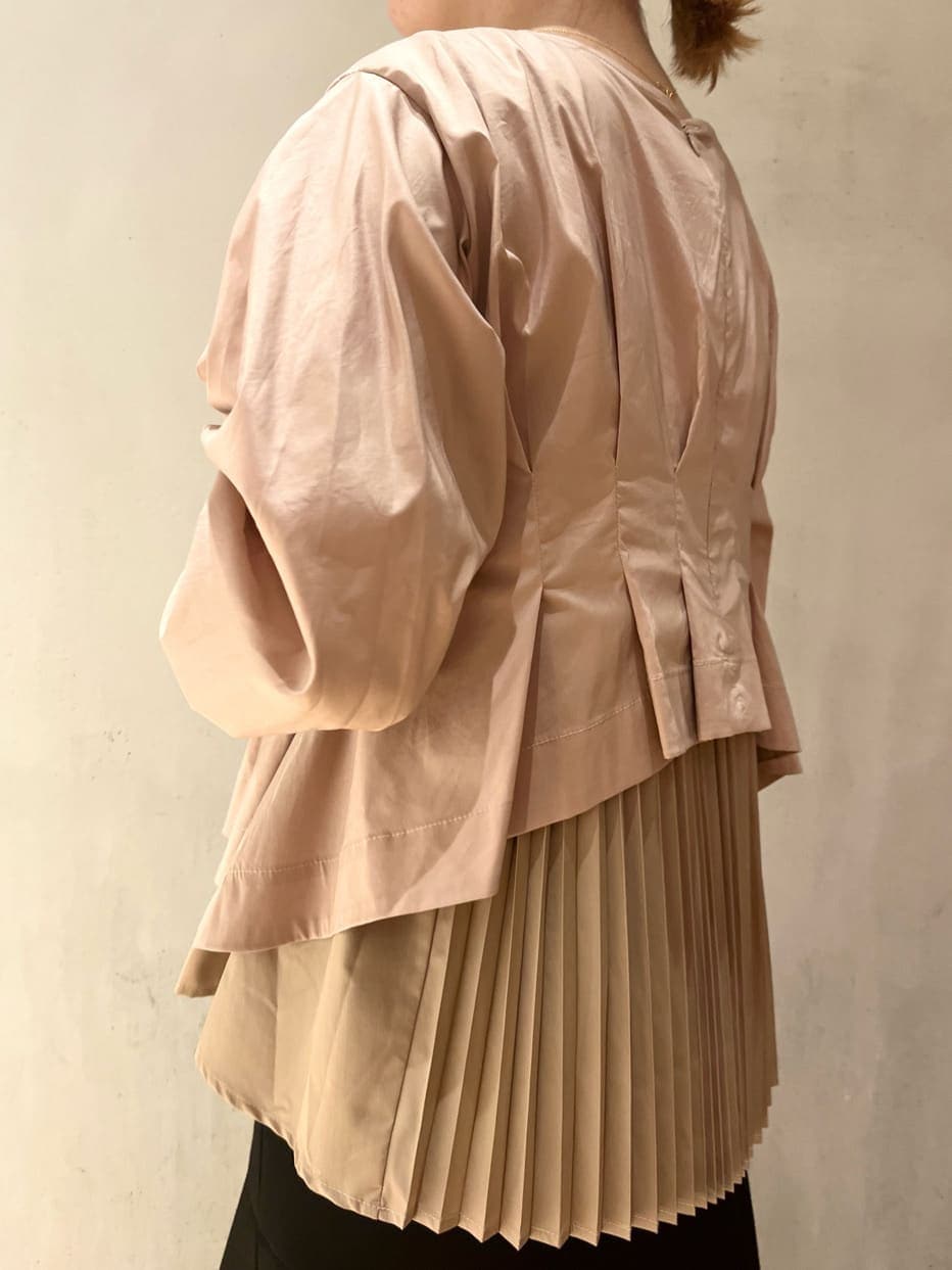 ブラック系のスカート、ベージュ系のシャツ/ブラウスを着用したレディースの秋コーディネートの5枚目の写真