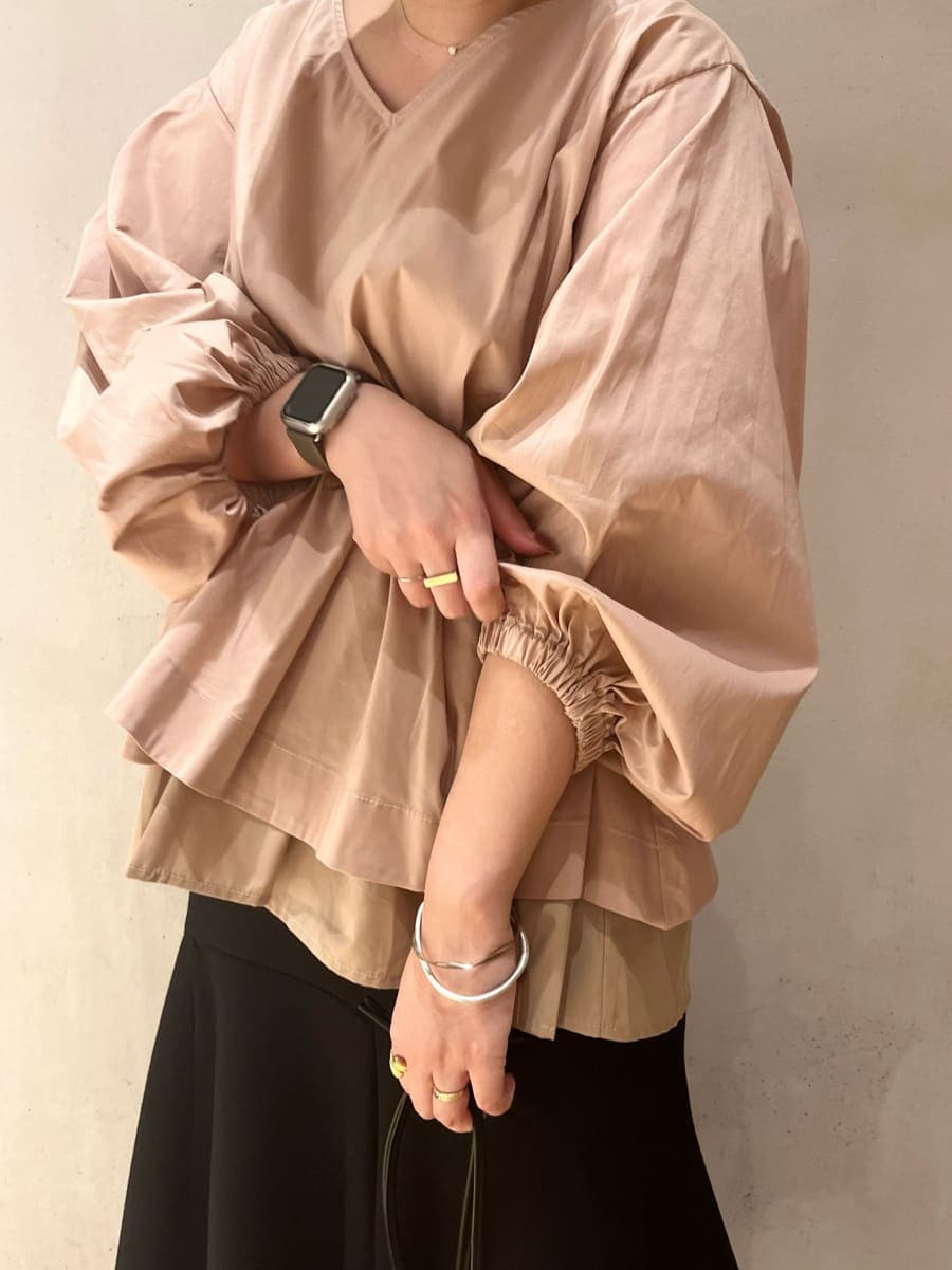 ブラック系のスカート、ベージュ系のシャツ/ブラウスを着用したレディースの秋コーディネートの4枚目の写真