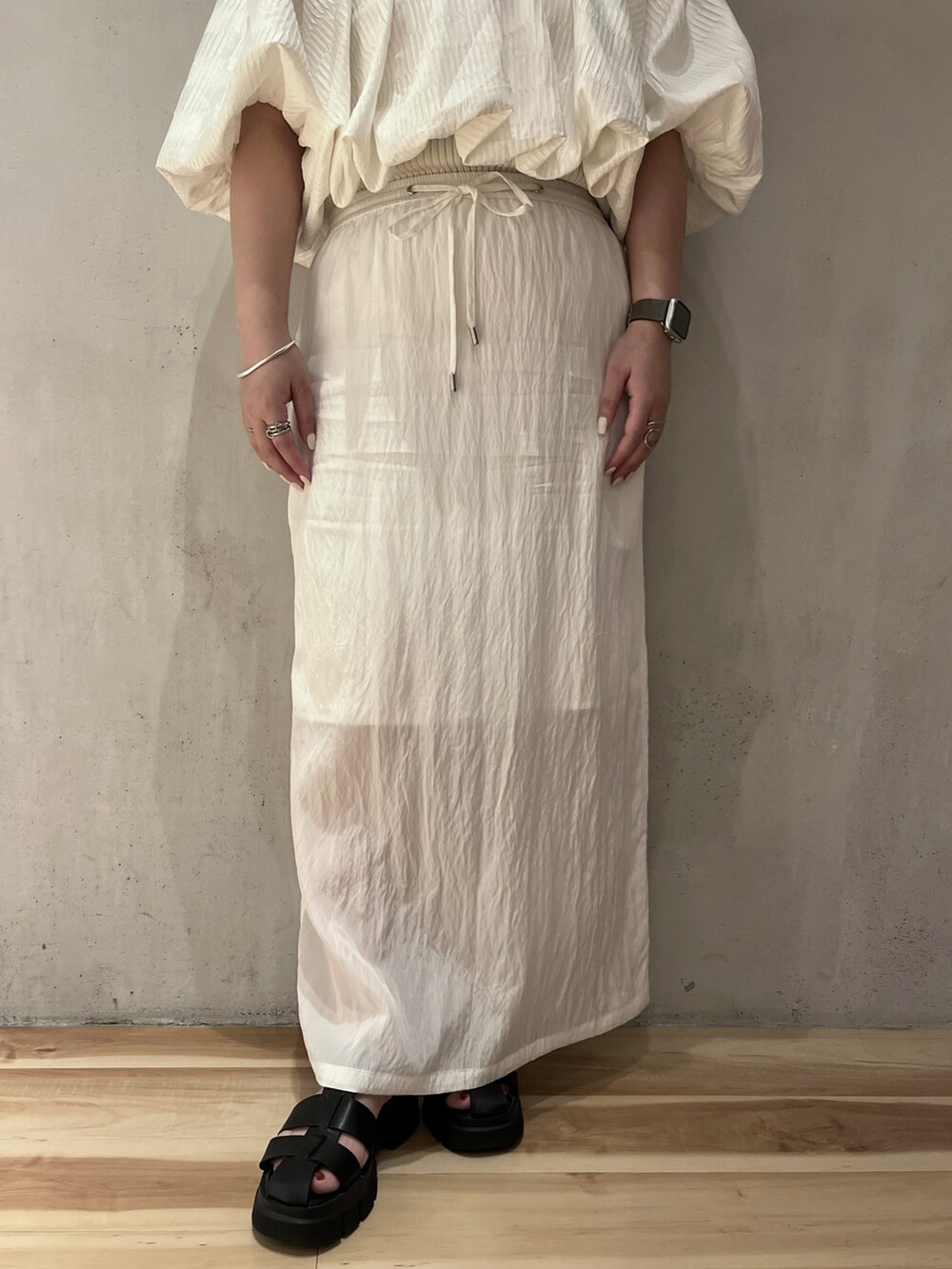 ホワイト系のシャツ/ブラウス、ホワイト系のスカートを着用したレディースの夏コーディネートの7枚目の写真