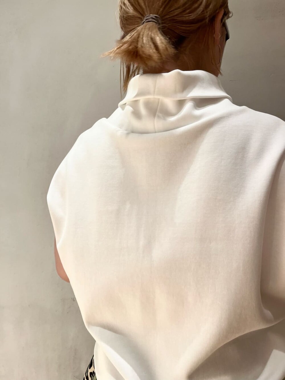 ホワイト系のTシャツ/カットソー、その他のスカート、ブラック系のブーツを着用したレディースの夏コーディネートの6枚目の写真