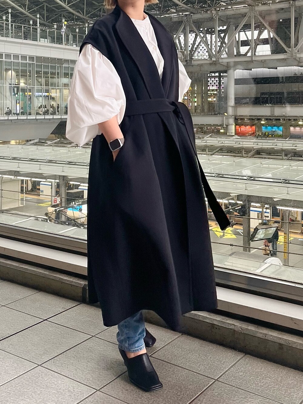 ホワイト系のシャツ/ブラウス、ブラック系のノーカラーコート、ブラック系のパンプスを着用したレディースの春コーディネートの2枚目の写真