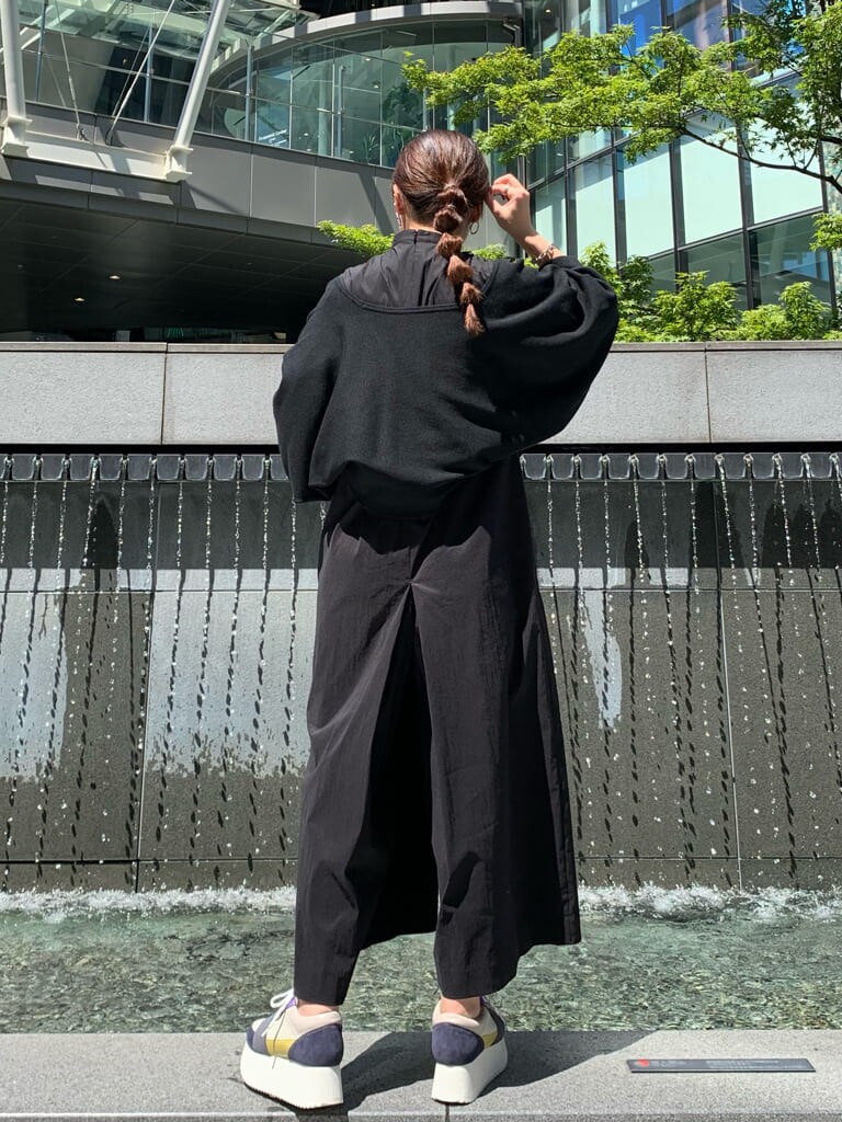 ブラック系のつなぎ/オールインワン、その他のスニーカーを着用したレディースの秋コーディネートの4枚目の写真