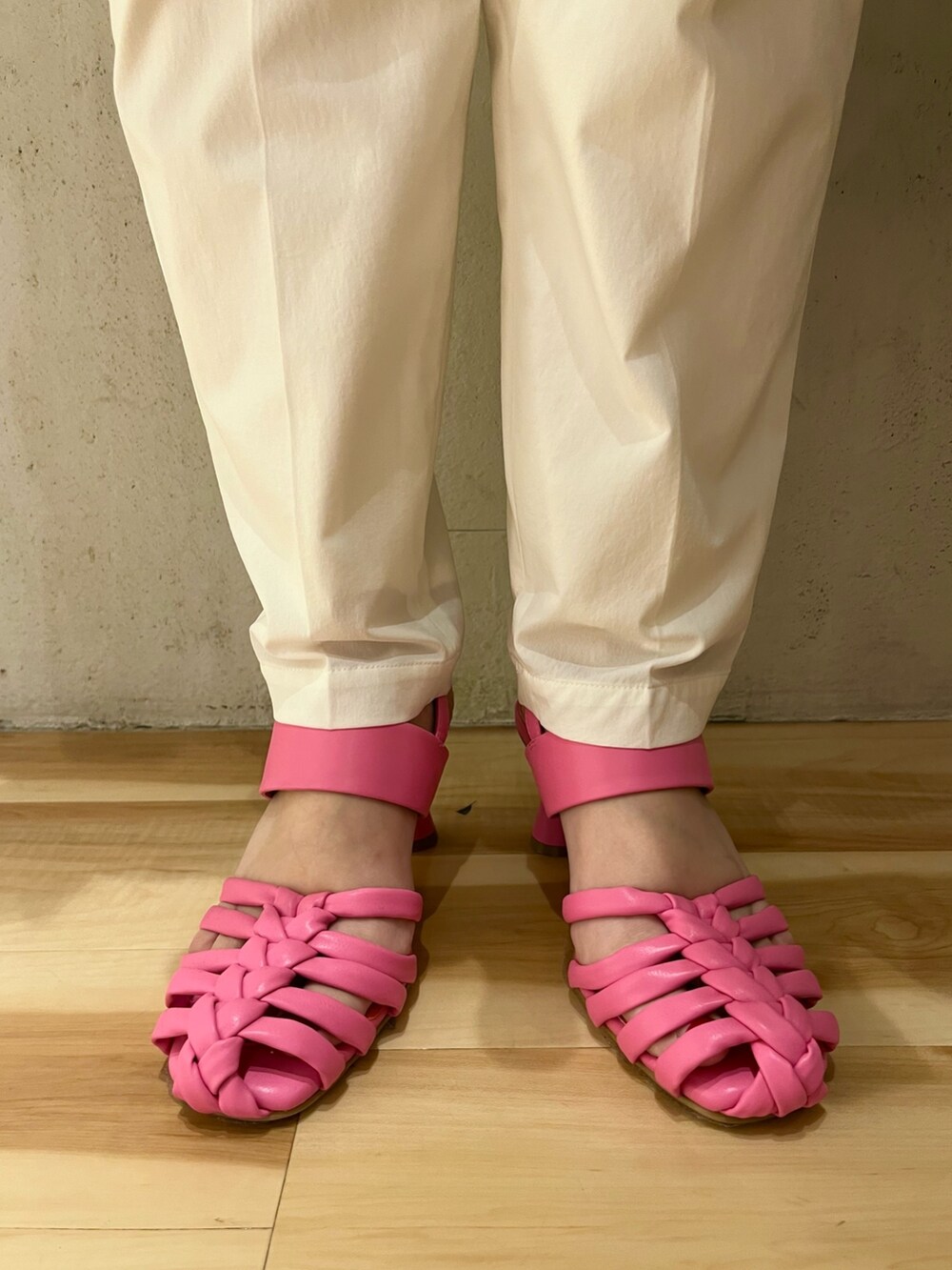 ホワイト系のシャツ/ブラウス、ホワイト系のその他パンツ、ピンク系のサンダルを着用したレディースの春コーディネートの7枚目の写真