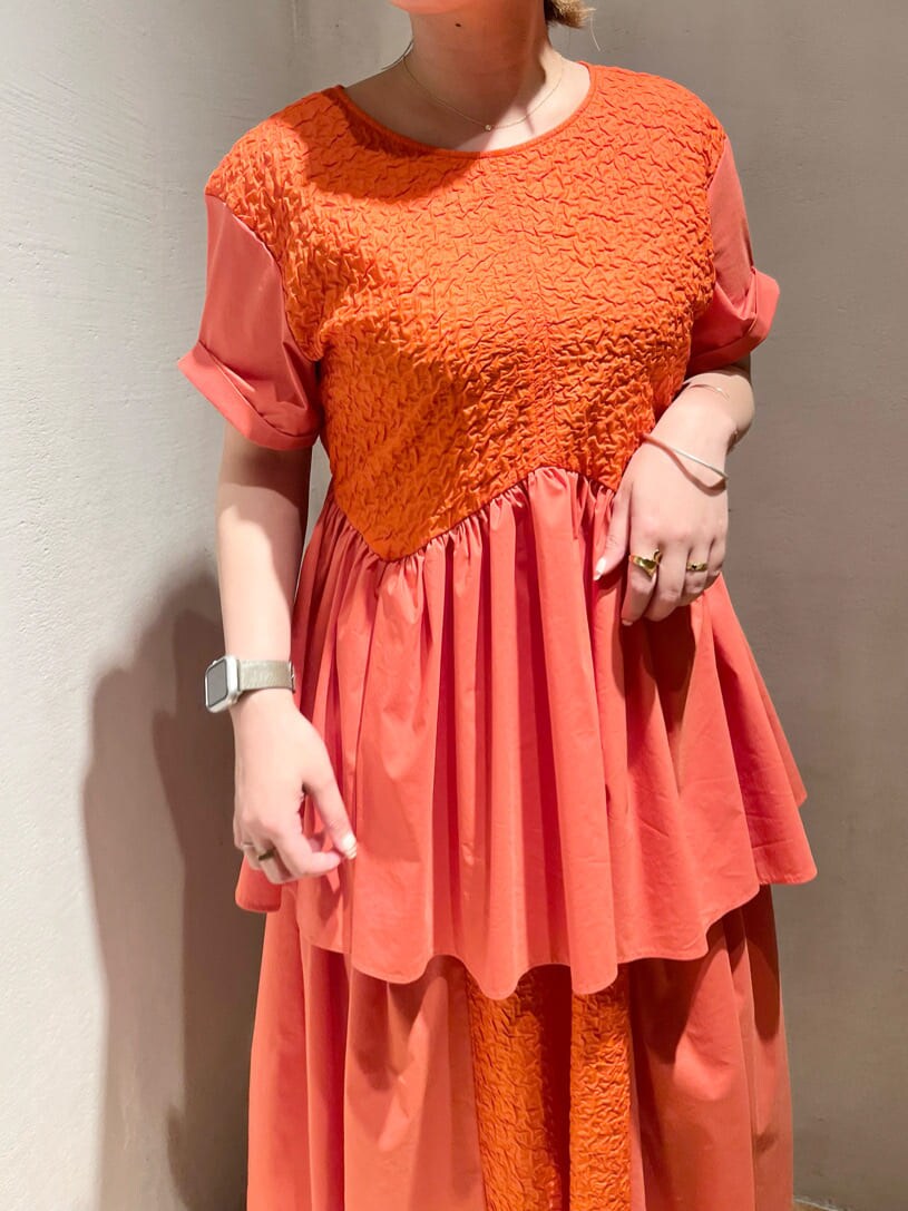 ブラック系のサンダル、レッド系のシャツ/ブラウス、レッド系のスカートを着用したレディースの夏コーディネートの3枚目の写真