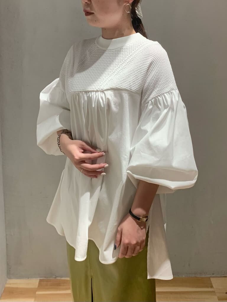 ホワイト系のシャツ/ブラウス、ベージュ系のスカートを着用したレディースの秋コーディネートの4枚目の写真