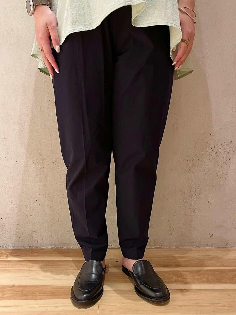 グリーン系のシャツ/ブラウス、ブルー系のその他パンツを着用したレディースの冬コーディネートの7枚目の写真